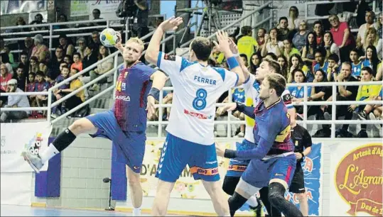  ?? XAVI VEGAS ?? El último título. El Barça Lassa se alzó con el último trofeo de la temporada, la Supercopa de Catalunya, al vencer ayer al Fraikin Granollers en Agramunt (46-27). Es la 29.ª Supercopa catalana, 8.ª seguida, para el Barça, que cierra el curso con seis...