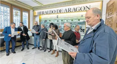  ?? G. MESTRE ?? Algunas de las personas que recibieron la portada del día de su cumpleaños, ayer en HERALDO.