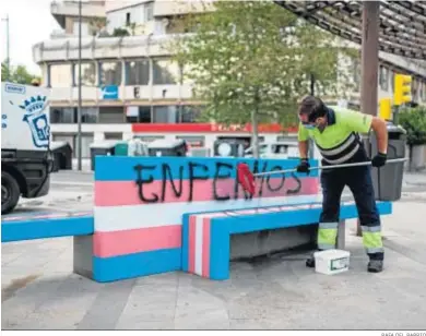  ?? RAFA DEL BARRIO ?? Un operario municipal en las tareas de limpieza del acto vandálico en la mañana de ayer.