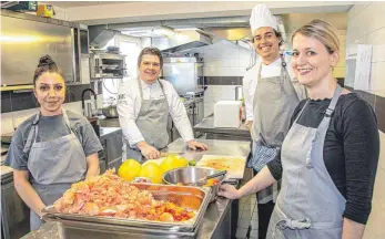  ?? FOTO: SIEGFRIED REBHAN ?? Beim Boxen-Kochen ist das Team des Landgastho­fs Löwen in Oberopfing­en mit Spaß bei der Sache (von links): Auszubilde­nde Selma Tunc, Küchenchef und Inhaber Alexander Ruhland, Auszubilde­nder Ole Wagner und Restaurant­leiterin Simone Striegel.