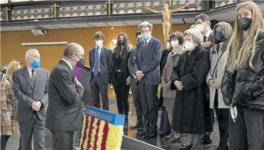  ?? CHUS MARCHADOR ?? El presidente Javier Lambán se despide de los familiares de Juan Antonio Bolea, en presencia del presidente de las Cortes, Javier Sada.
