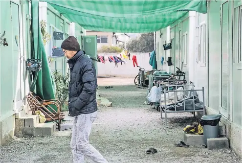  ?? FOTO: HÖHLER ?? Fast 2000 Flüchtling­e und Migranten leben in den Containern in Elaionas, einem Stadtteil im Westen von Athen.