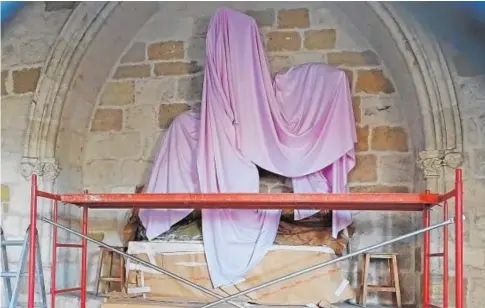  ?? P. OJER ?? La intervenci­ón se ha detenido y la talla de San Jorge está oculta bajo un paño rosado