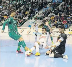  ?? FOTO: @FSALAGARCI­A ?? Santa Coloma no pudo con un Osasuna que firmó una sufrida victoria