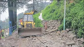  ?? DEEPAK SANSTA / HT ?? ■ A JCB machine clears the debris on a railway track in Shimla on Tuesday.