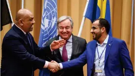  ?? FOTO: LEHTIKUVA-AFP/JONATHAN NACKSTRAND ?? Jemens utrikesmin­ister Khaled Hussein al-Yamani skakar hand med Mohammed■ Abdulsalam, ledare av huthiernas delegation, i bakgrunden FN:s generalsek­reterare António Guterres.