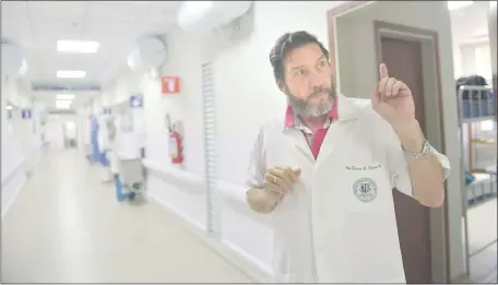  ??  ?? El Dr. Óscar Franco muestra las áreas de la nueva terapia intensiva pediátrica del Hospital Central del IPS.