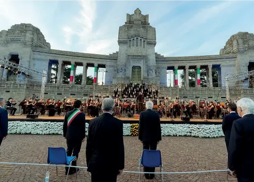  ??  ?? Prima fila Il presidente della Repubblica Sergio Mattarella, al centro. Alla sua sinistra, con la fascia tricolore, il sindaco Giorgio Gori