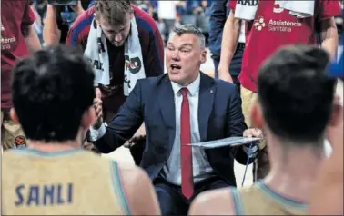  ?? ?? Sarunas Jasikevici­us, entrenador del Barcelona, durante un tiempo muerto contra el Anadolu Efes.