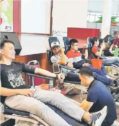  ??  ?? Volunteers from Miri Hospital’s Blood Transfusio­n Unit attend to the blood donors during SOPB’s donation drive at Boulevard Shopping Mall in Miri.