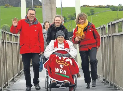  ?? Picture: Dougie Nicolson. ?? Mr Tucker with son Peter, granddaugh­ter Katherine and great-granddaugh­ter Eleanor on their charity crossing from Fife to Dundee.