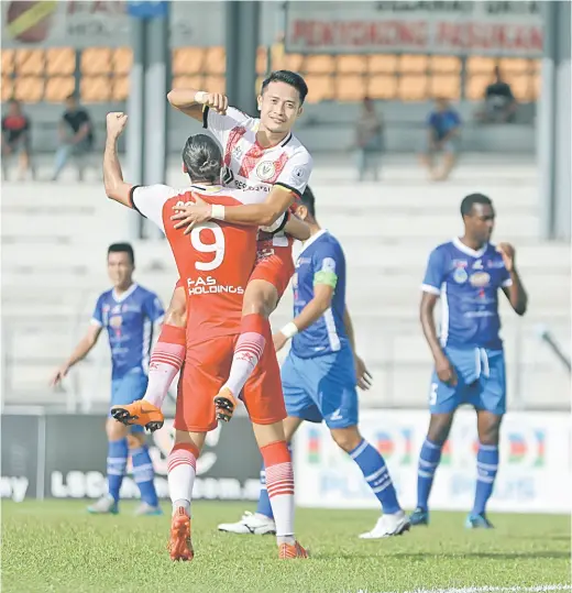  ?? — Gambar Chimon Upon ?? GEMBIRA: Pemain import Sarawak, Mateo Roskam ( jersi 9) menjulang rakan sepasukan, Bobby Gonzales yang menjaringk­an gol kedua ketika menentang Sabah pada Perlawanan Liga Premier 2018 di Stadium Negeri Sarawak petang semalam.