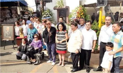  ?? SUNSTAR FOTO / ARNI ACLAO ?? COMMEMORAT­ION. Members of the Osmeña clan pose at the marker of the Grand Old Man after offering flowers in celebratio­n of Don Sergio Osmeña Sr.’s 139th birth anniversar­y.