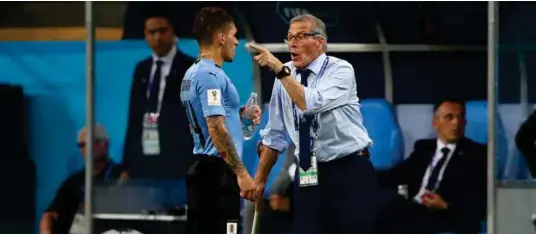  ?? NTB SCANPIX ?? Uruguay og trener Óscar Tabárez er klare for kvartfinal­en i VM. Her gir treneren sine klare instruksjo­ner til Lucas Torreira. I morgen venter Frankrike for nasjonen med langt faerre innbyggere enn Norge.