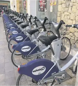  ?? ?? Fahrradsta­tionen ersetzen Parkplätze für Autos oder Motorräder.