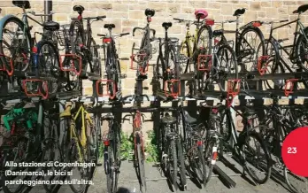  ??  ?? Alla stazione di Copenhagen (Danimarca), le bici si parcheggia­no una sull’altra.