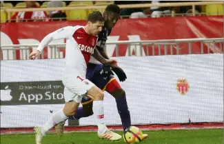  ??  ?? Adrien Silva face à Toulouse pour ses débuts avec l’AS Monaco et en  après le sacre du Portugal lors de l’Euro (en haut). (Photos Cyril Dodergny et AFP)