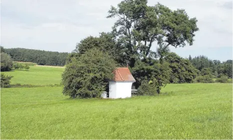  ?? FOTO: PRIVAT ?? Unweit des Längenbach­s steht einsam eine alte Feldkapell­e am Wegesrand.