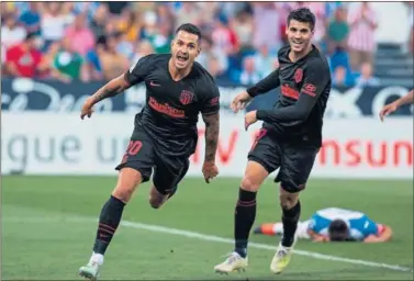  ??  ?? FELICIDAD. Vitolo celebra con Morata su gol al Leganés que supuso la victoria del Atlético en Butarque.