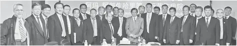  ??  ?? Abang Johari (centre) in a photo call at Xu Qiang’s office. Yu is the president of North China Municipal Engineerin­g Design & Research Institute in Tianjin.