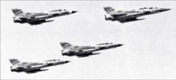  ?? DR/COLL. ALBERT GRANDOLINI ?? Défilé de trois “Mirage” 5D et d’un biplace “Mirage” 5DD (devant) libyens. Une trentaine de “Mirage” participèr­ent aux opérations contre Israël en octobre 1973.