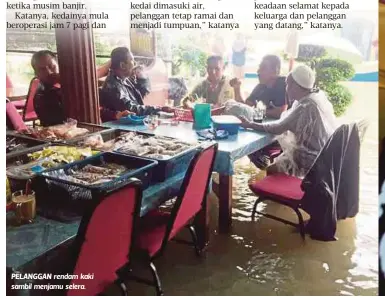  ??  ?? PELANGGAN rendam kaki sambil menjamu selera.