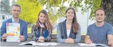  ?? FOTO: HOCHSCHULE ALBSTADT-SIGMARINGE­N ?? Florian Burkart, Franziska Mannelli und Simone Lutz (von rechts) freuen sich mit Dekan Andreas Schmid über die Veröffentl­ichungen im Fachmagazi­n „CITplus“.