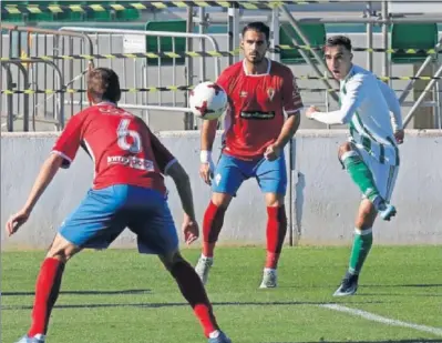  ??  ?? RESISTENTE. El Real Murcia no encajó goles pese a la insistenci­a de Loren, Hinojosa o Rober (en la imagen).