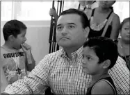  ??  ?? El alcalde Renán Barrera Concha con un niño en un acto oficial, ayer. El concejal denuncia que se intenta desestabil­izar al Ayuntamien­to
