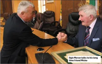  ?? Ogie Moran talks to his long time friend Micko ??