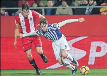  ??  ?? SEGURIDAD. Bernardo Espinosa trata de arrebatar un balón a Januzaj durante el Girona- Real Sociedad.