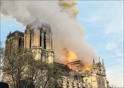  ?? VANESSA PENA / AP ?? El techo de Notre Dame, aguantado por vigas de roble, empezó a arder el lunes por la tarde