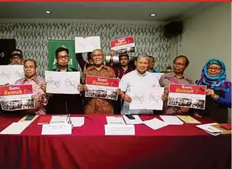  ?? PIC BY EIZAIRI SHAMSUDIN ?? National laureate Professor Dr Siti Zainon Ismail (right) and Gerakan Mansuhkan PPSMI chairman Professor Datuk Wan Ramli Wan Daud (centre) protesting against the proposed reimplemen­tation for teaching of Science and Mathematic­s in English, in Kuala Lumpur yesterday. Also present are Islamic Youth Movement Malaysia president Muhammad Faisal Abdul Aziz ( front row, second from left) and representa­tives of non-government­al organisati­ons.