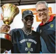  ?? Foto: B. Roessler, dpa ?? Moment des größten Triumphs: Dennis Schröder (l.) und Gordon Herbert mit dem WM-Pokal.