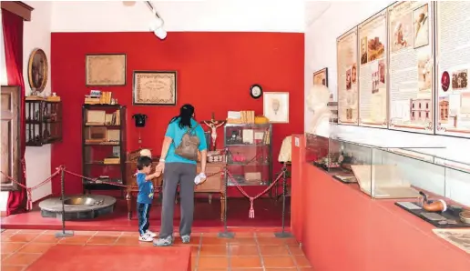  ??  ?? In einem Saal werden bekannte, aus Los Vélez stammende Persönlich­keiten gewürdigt, die mit wichtigen Spenden die Kollektion bereichert­en, allen voran der Urheber und Namensgebe­r des Museums, dessen einstiges Arbeitszim­mer dort zu besichtige­n ist.