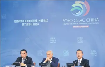  ??  ?? (From left) El Salvador Foreign Minister Hugo Martinez, Chile’s Foreign Minister Heraldo Munoz and China’s Foreign Minister Wang Yi deliver a news conference at China and the Community of Latin American and Caribbean States (CELAC) Forum, in Santiago,...