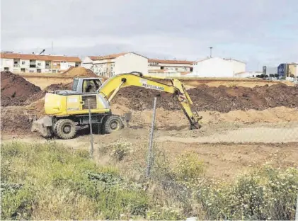  ??  ?? Trabajos para proceder al movimiento de tierra en la zona de la futura urbanizaci­ón.