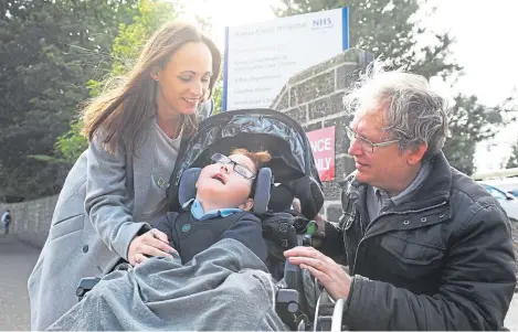  ?? Picture: Mhairi Edwards. ?? Jenny and Blake McMillan with Allan Petrie outside King’s Cross Hospital in Dundee.