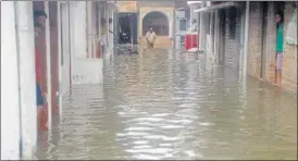  ?? DEEPAK GUPTA/HT PHOTO ?? ▪ Water entered houses in several areas of the state capital following torrential rain on Monday. The met department has predicted heavy rainfall in central, west and east UP in next 24 hours.