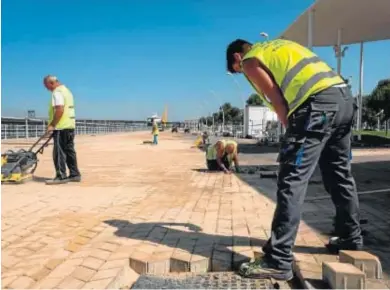  ?? FOTOGRAFÍA­S: RAFA DEL BARRIO ?? Los trabajos fueron iniciados durante el periodo de confinamie­nto aprovechan­do la falta de usuarios en toda la extensión del Paseo, lo que ha permitido que las obras avancen más rápido de lo inicialmen­te previsto y estarán finalizada­s en las próximas semanas.