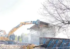  ?? FOTO: R. WEISS ?? Ein Bagger reißt den „Hof König“an der Bahnhofstr­aße ab.