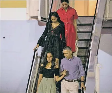  ?? MARCO GARCIA / AP ?? La familia Obama, a su llegada a Hawái, el viernes, para pasar las vacaciones navideñas