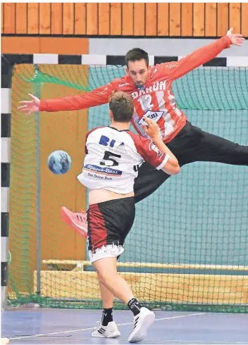  ?? FOTO: ANDREAS HORN ?? Der fünffache OTV-Torschütze Christian Pfeil überwindet im Derby der Handball-Landesliga überwindet TSV-Keeper Robin Wiebusch.