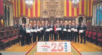  ?? FOTO: MANEL MONTILLA ?? Las autoridade­s presentes en el acto posaron en una fotografía de familia en el Saló de Cent