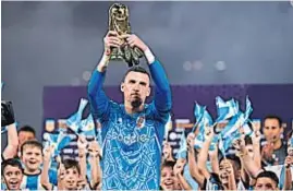  ?? PRENSA RIVER ?? ARMANI. Único campeón del mundo en la Liga argentina, fue homenajead­o anoche.