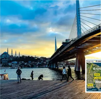  ??  ?? Bosforo Istanbul e il Bosforo in un’immagine scattata nel distretto di Karakoy. Il nuovo canale dovrebbe congiunger­e il Mar di Marmara con il Mar Nero. L’obiettivo — fa sapere il governo — è ridurre il traffico di merci e di persone che ogni giorno transitano (Afp)