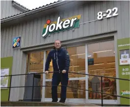  ??  ?? JOKER: Roald Johansson frykter at mindre trafikk vil føre til faerre kunder og i verste fall ulønnsomhe­t for butikken.