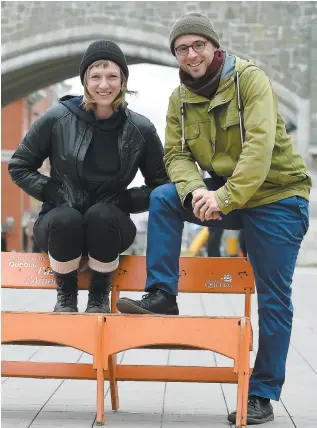  ?? PHOTO JEAN-FRANÇOIS DESGAGNÉS ?? Les nouveaux députés solidaires de Taschereau et de Jean-lesage, Catherine Dorion et Sol Zanetti, ont pris la pose à la place D’youville, hier.