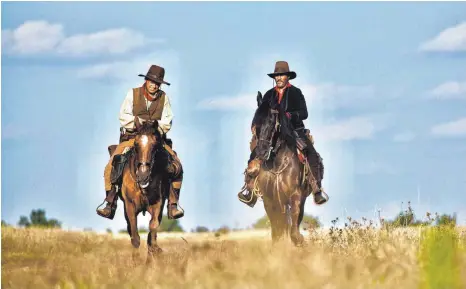  ?? FOTO: WILD BUNCH GERMANY ?? Die Revolverhe­lden Eli (John C. Reilly) und Charlie Sisters (Joaquin Phoenix) sind auf der Suche nach einem Halunken.