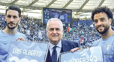  ?? ?? Da sinistro lo spagnolo Luis Alberto, 31 anni, il presidente Claudio Lotito, 66, e il brasiliano Felipe Anderson, 31